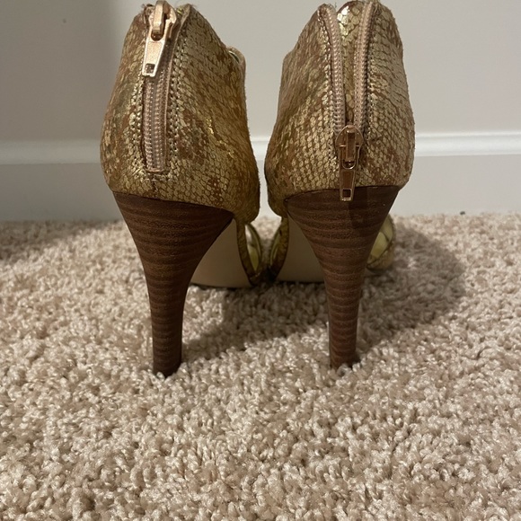 Soul Society Gold Metallic Snake Skin Heels Size 7.5 - Picture 4 of 11